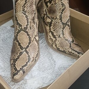 Steve MADDEN WESTERN style Snake Print Ankle Boots